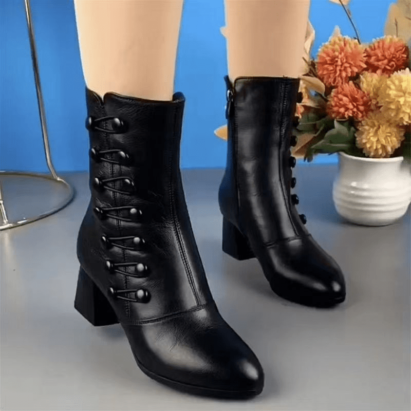 Warme Lederstiefel mit seitlichem Knopf