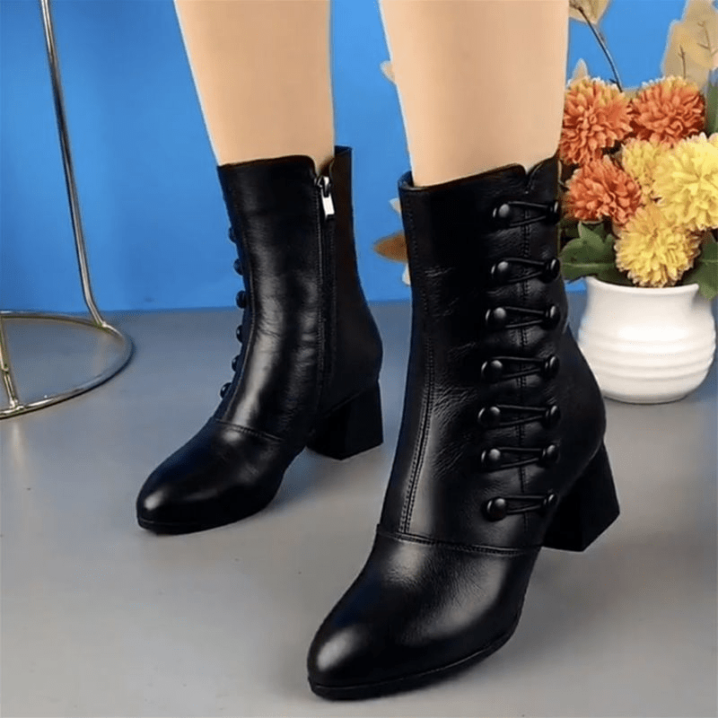 Warme Lederstiefel mit seitlichem Knopf