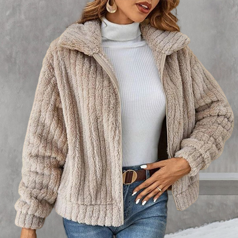 Kurz geschnittene Plüsch-Strickjacke mit Revers