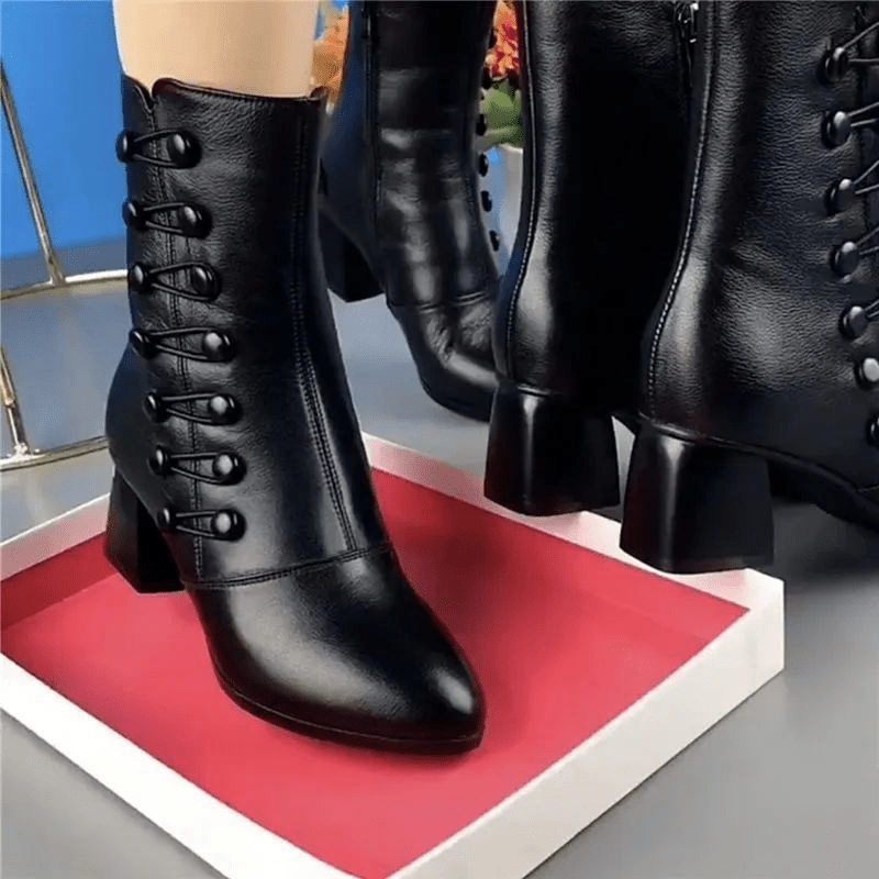 Warme Lederstiefel mit seitlichem Knopf